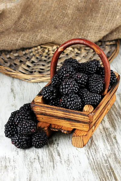 Tatlı blackberry üzerinde tablo yakın çekim ahşap sepeti — Stok fotoğraf