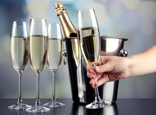 Champagne in bicchieri in ristorante — Foto Stock