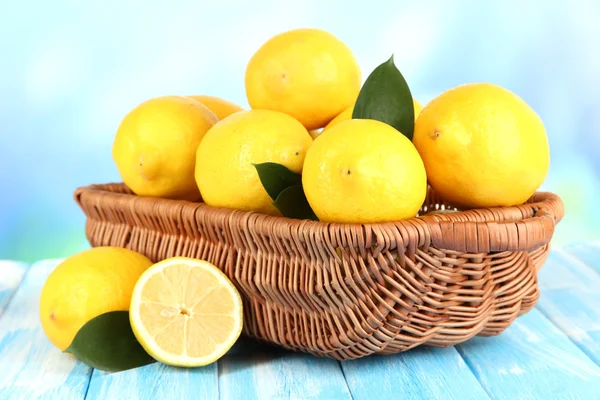 Limones maduros aislados en blanco —  Fotos de Stock