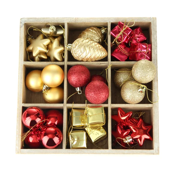 Caja de madera llena de decoraciones navideñas, aislada en blanco —  Fotos de Stock