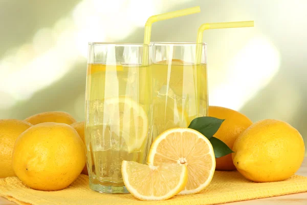 Deliciosa limonada na mesa em fundo claro — Fotografia de Stock