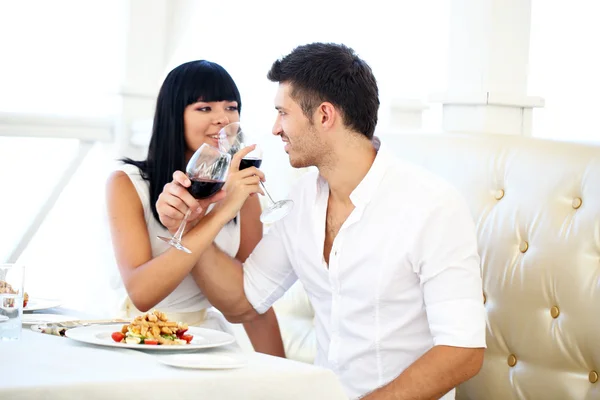 Vakkert par som har en romantisk middag på restauranten – stockfoto