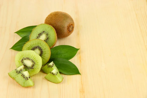 Mogen kiwi på träbord närbild — Stockfoto