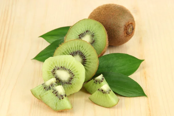 Ripe kiwi на дерев'яному столі крупним планом — стокове фото