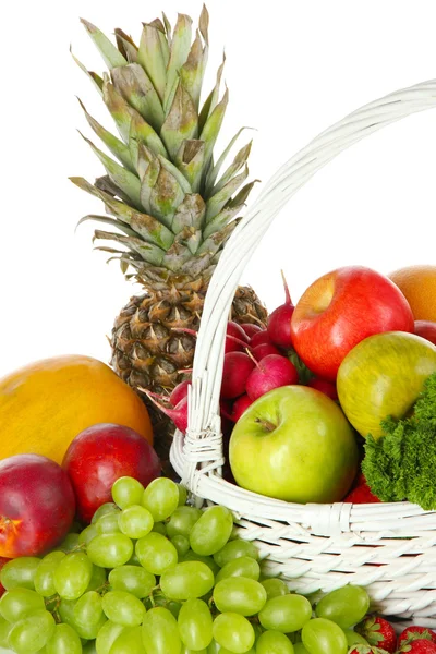 Frutas e legumes diferentes no fundo branco — Fotografia de Stock