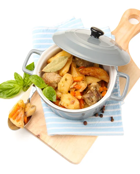 Fríe la carne de res casera con verduras en bandeja de color, sobre tabla de madera, aislada en blanco — Foto de Stock