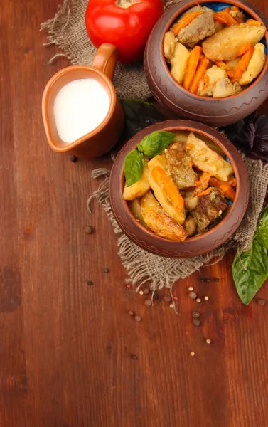 Homemade beef stir fry with vegetables in pots on wooden background — Stock Photo, Image