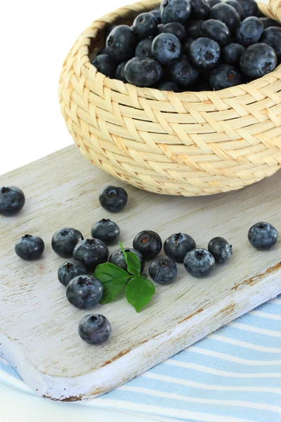 Bleuets dans un panier en bois à bord sur une serviette isolée sur blanc — Photo