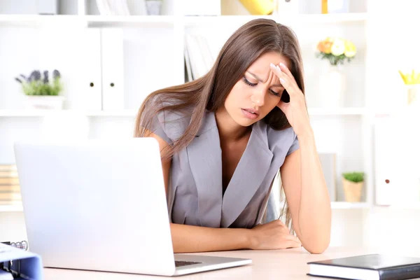 Junge Geschäftsfrau im Amt — Stockfoto