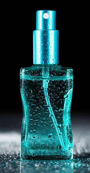 Жіночі парфуми в красивій пляшці на темному фоні — стокове фото