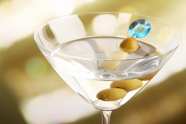 Martini z zielonych oliwek na stole w barze — Zdjęcie stockowe