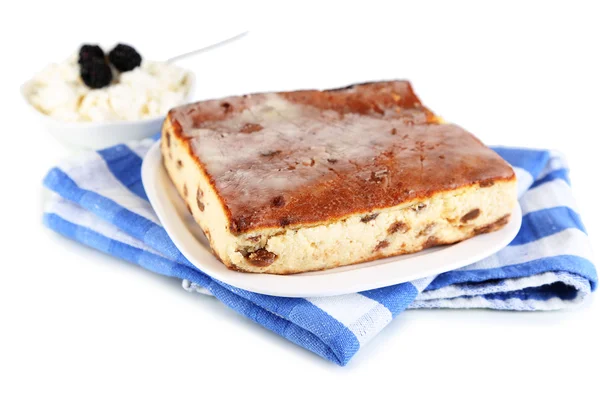 Cazuela de queso con pasas en plato sobre servilleta aislada sobre blanco — Foto de Stock