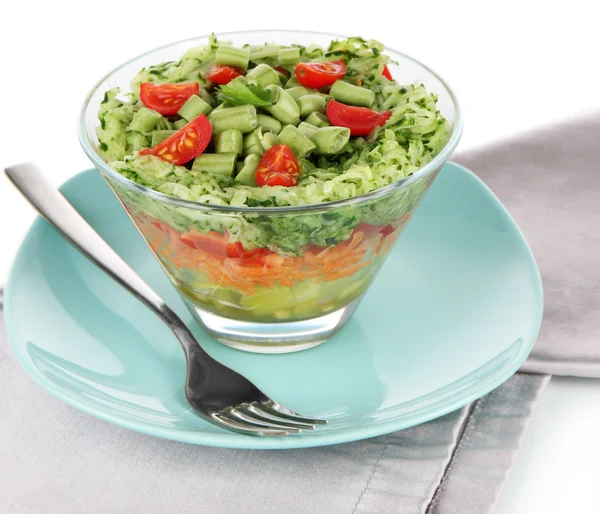 Смачний салат зі свіжими овочами, ізольований на білому — стокове фото