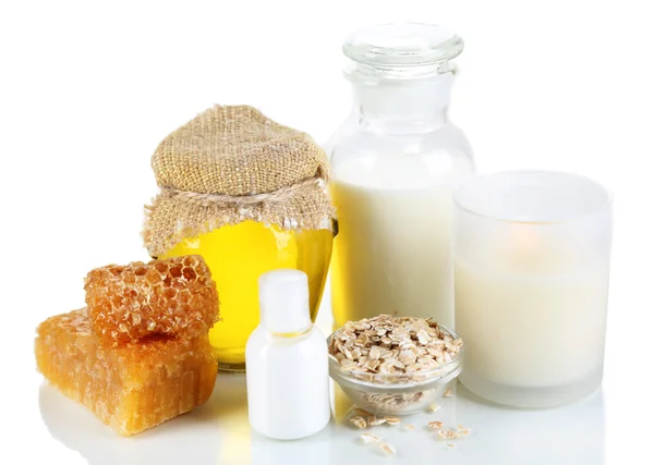 Мед и молоко спа с маслами и медом изолированы на белом — стоковое фото