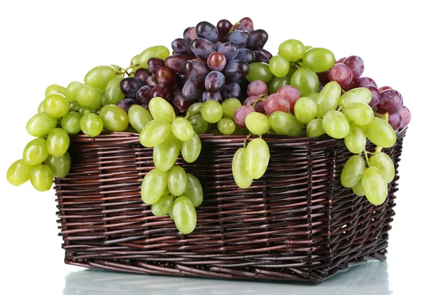 Uvas verdes e roxas maduras em cesta isoladas a branco — Fotografia de Stock