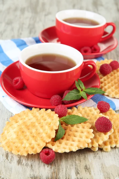 Csésze tea, a cookie-k és a málna, a táblázat közelről — Stock Fotó