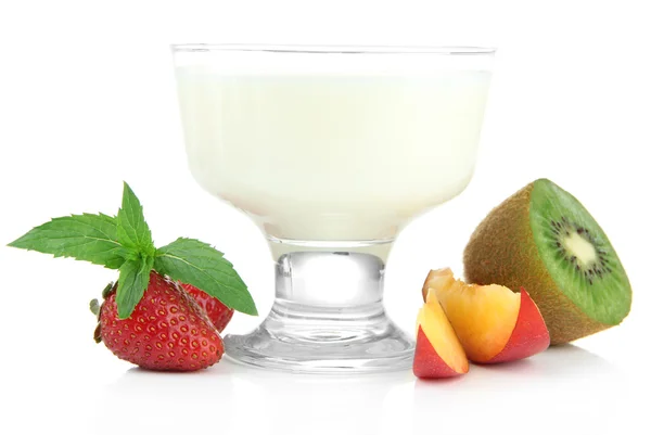 Heerlijke yoghurt met fruit en bessen geïsoleerd op wit — Stockfoto