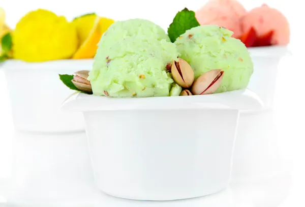 Sabrosas cucharadas de helado en cuencos, aisladas en blanco — Foto de Stock