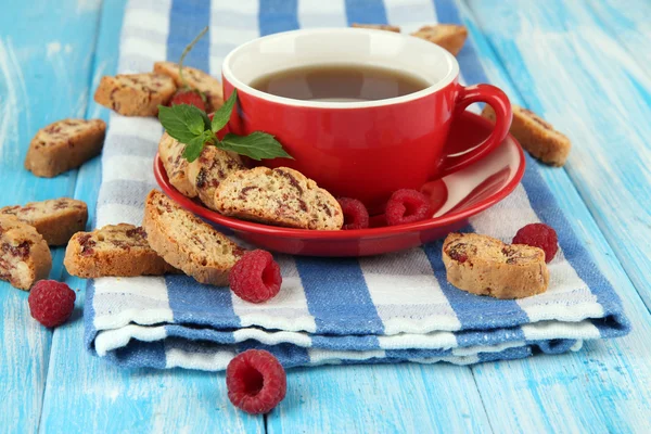 Taza de té con galletas y frambuesas en primer plano de la mesa — Foto de Stock