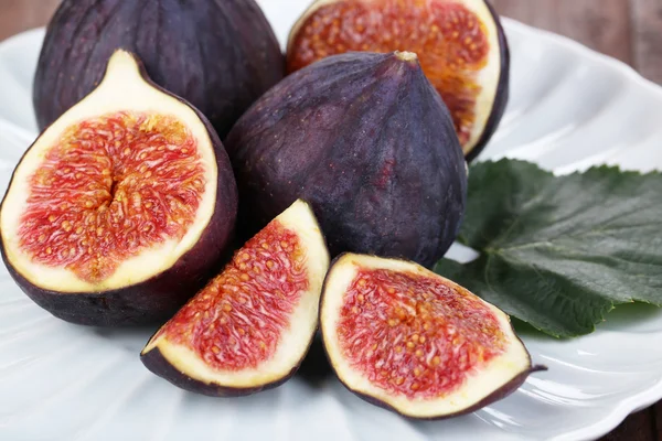 Ripe figs on plate wooden table close-up — Stock Photo, Image