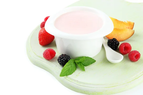 Delicioso yogur con frutas y bayas aisladas en blanco — Foto de Stock