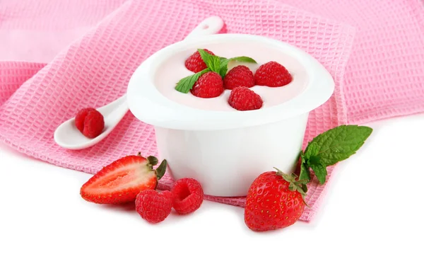 Delizioso yogurt con bacche isolate su bianco — Foto Stock