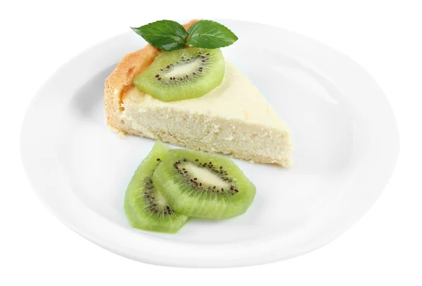 Fatia de cheesecake com kiwi frutas no prato, isolado em branco — Fotografia de Stock