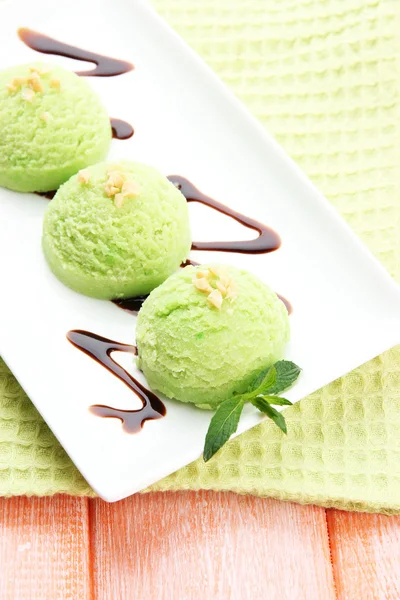 Delicioso helado en plato en primer plano de la mesa —  Fotos de Stock