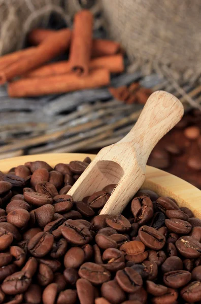 Kaffebönor i skål på trä bakgrund — Stockfoto