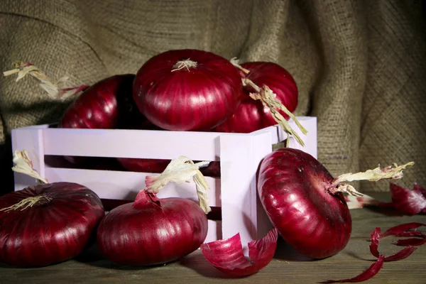 Cebollas rojas frescas en bodega —  Fotos de Stock