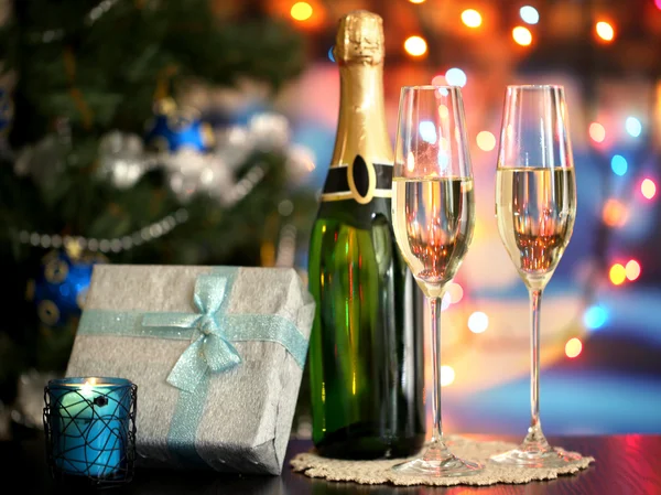 香槟及礼品在明亮的背景上的眼镜 — 图库照片