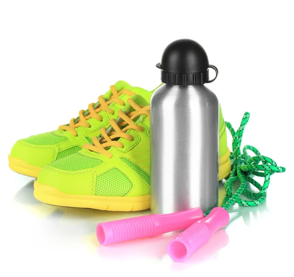 Sportflasche, Turnschuhe und Springseil isoliert auf weiß — Stockfoto