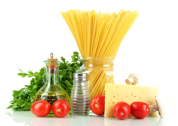 意大利面意粉用蔬菜上白色隔离 — 图库照片