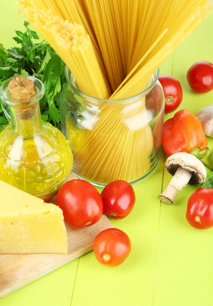 Těstoviny s olejem, sýru a zeleniny na dřevěný stůl detail — Stock fotografie