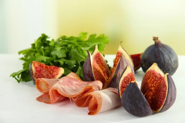 Tablo üzerinde jambon ile lezzetli incir — Stok fotoğraf