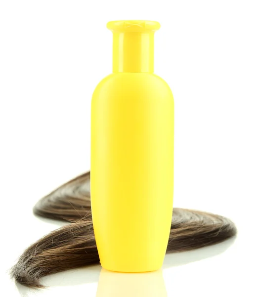 Capelli castani lucidi con shampoo isolato su bianco — Foto Stock