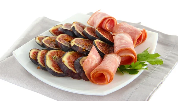 Smakelijke vijgen met ham, geïsoleerd op wit — Stockfoto