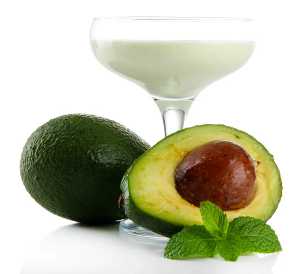 Frischer Avocado-Smoothie isoliert auf weiß — Stockfoto