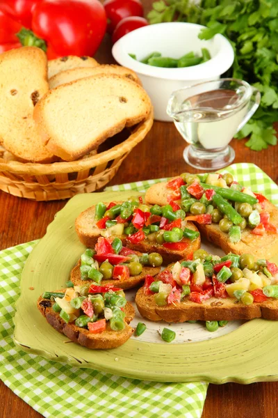 Sanduíches com verduras e verdes na chapa na mesa de madeira close-up — Fotografia de Stock