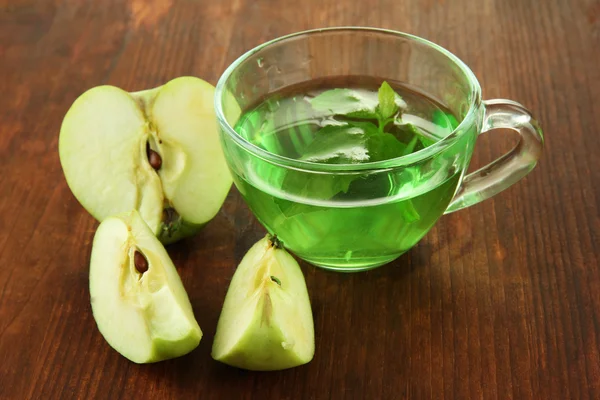 Apple と木製の背景で緑茶の透明なコップ — ストック写真