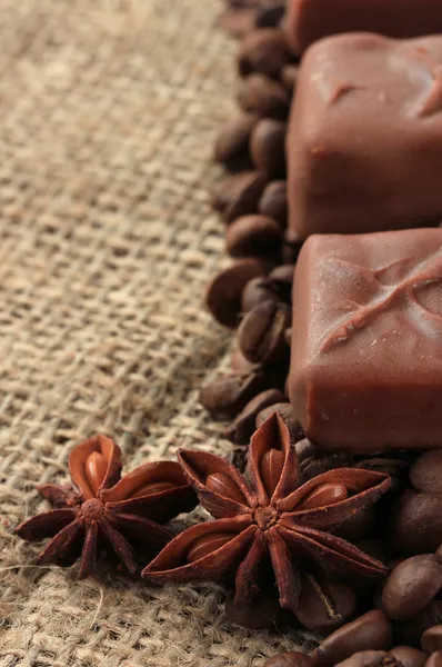 Çul zemin üzerine kahve çekirdekleri ile lezzetli çikolata bar — Stok fotoğraf