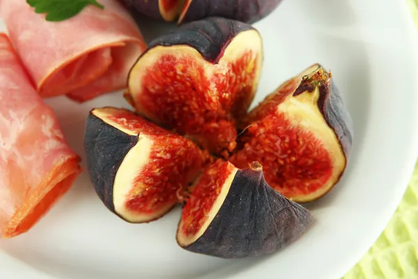 Figues savoureuses au jambon, gros plan — Photo