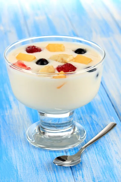 Heerlijke yoghurt met fruit op tabel close-up — Stockfoto