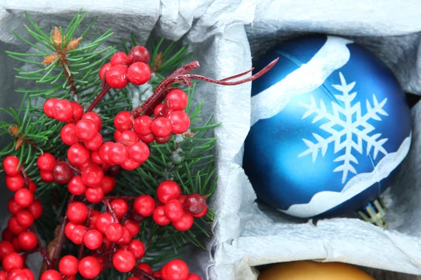 Mooi verpakt Kerstmis bal, close-up — Stockfoto