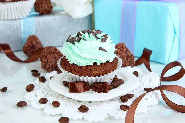 Tasty cupcake with gifts close up — Stock Photo, Image