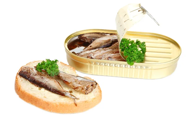 Scatola di latta aperta con sardine e gustoso panino, isolata su bianco — Foto Stock