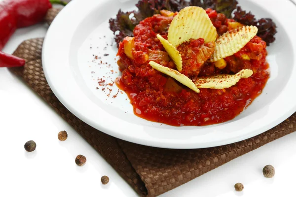 Carne de maíz con chile: comida tradicional mexicana, en plato blanco, en servilleta, aislada en blanco —  Fotos de Stock