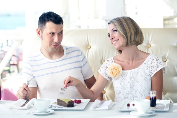 Hermosa pareja teniendo una cena romántica en el restaurante — Foto de Stock