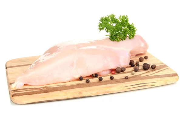 Filetes de pollo crudos sobre tabla de madera, aislados sobre blanco — Foto de Stock