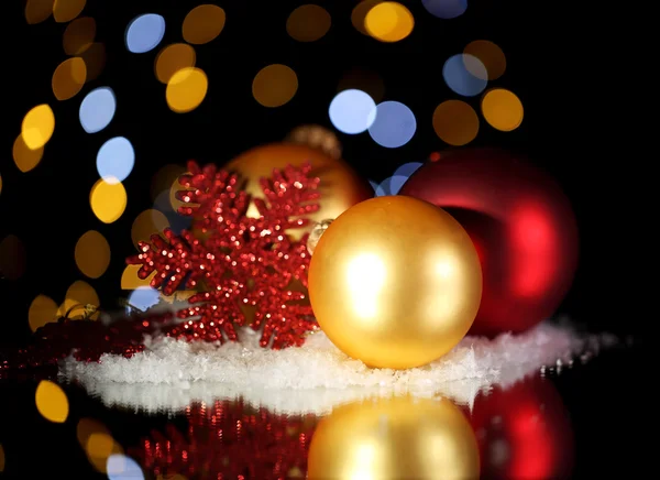 Krásné vánoční skladby na stole na světlé pozadí — Stock fotografie